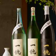 日本酒好きな女将選りすぐりのお酒がずらりと勢揃い。人気のある日本酒や珍しいお酒、そしてお店オリジナルの日本酒『一穂』など。好みや料理に合うお酒を、女将に相談するのもよいかもしれません。