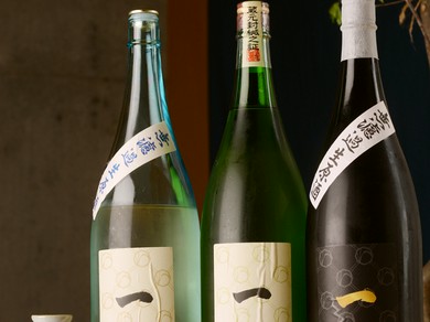 店のオリジナル酒『一穂』。日本酒へのこだわりを感じさせる店