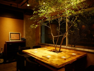 窓際の茶沢通りを見下ろせるお席