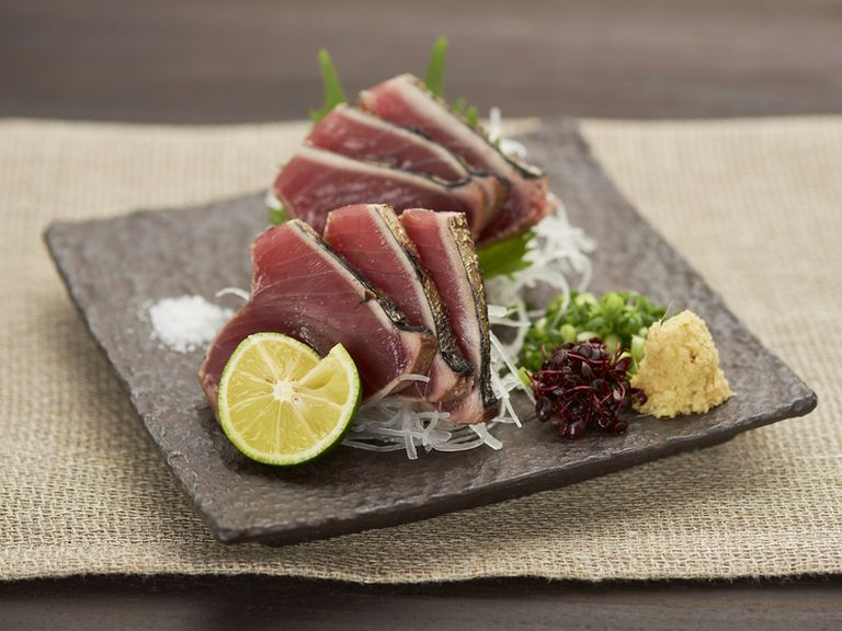 昔ながらの風味豊かな味わいを楽しめる『鰹のわら焼』