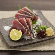 この近辺ではなかなか味わえない、昔ながらの製法にこだわった鰹のタタキです。注文を受けてからわらで焼くので、温かいまま出されます。新鮮なカツオの表面は芳ばしく、わらならではの味わい深い逸品です。