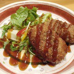 京都のお肉屋さんで特別に作っていただいています。和牛の割合が多いことで粘り気が強くもちもちなコロッケは一穂の人気メニューです。