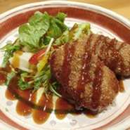 京都のお肉屋さんで特別に作っていただいています。和牛の割合が多いことで粘り気が強くもちもちなコロッケは一穂の人気メニューです。