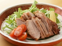 蔵尾ベーコンをじっくり炭火焼きにし、最後の決め手に塩ポン酢をかけています。