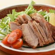 京都の地鶏「京赤地鶏」を炭火で焼き上げています。シンプルに藻塩とブラックペッパーで味付けされており、上品な鶏の甘味と旨みを感じられる一品です。