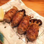 京都の地鶏「京赤地鶏」を炭火で焼き上げています。シンプルに藻塩とブラックペッパーで味付けされており、上品な鶏の甘味と旨みを感じられる一品です。