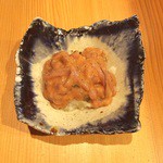 近江牛のハラミを表面だけ炙り、より肉の旨みを引き出しています。こちらは塩ポン酢でお召し上がり下さい。