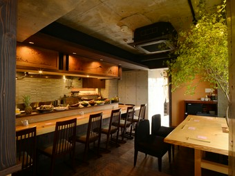 三軒茶屋駅から徒歩3分。緑を囲んで食事ができる憩いのお店