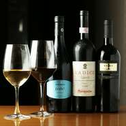シェフが直接買い付けに行くワインは常時60種類以上ご用意。