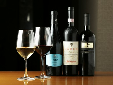 シェフが直接買い付けに行くワインは常時60種類以上ご用意。