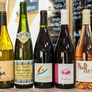 「スイスイと飲めて気持ちよく酔えるワイン」をコンセプトにフランス産を中心にイタリア産や国産のワインを厳選。赤白各10種のグラスワインは700円から、ボトルは4000円から揃っています。