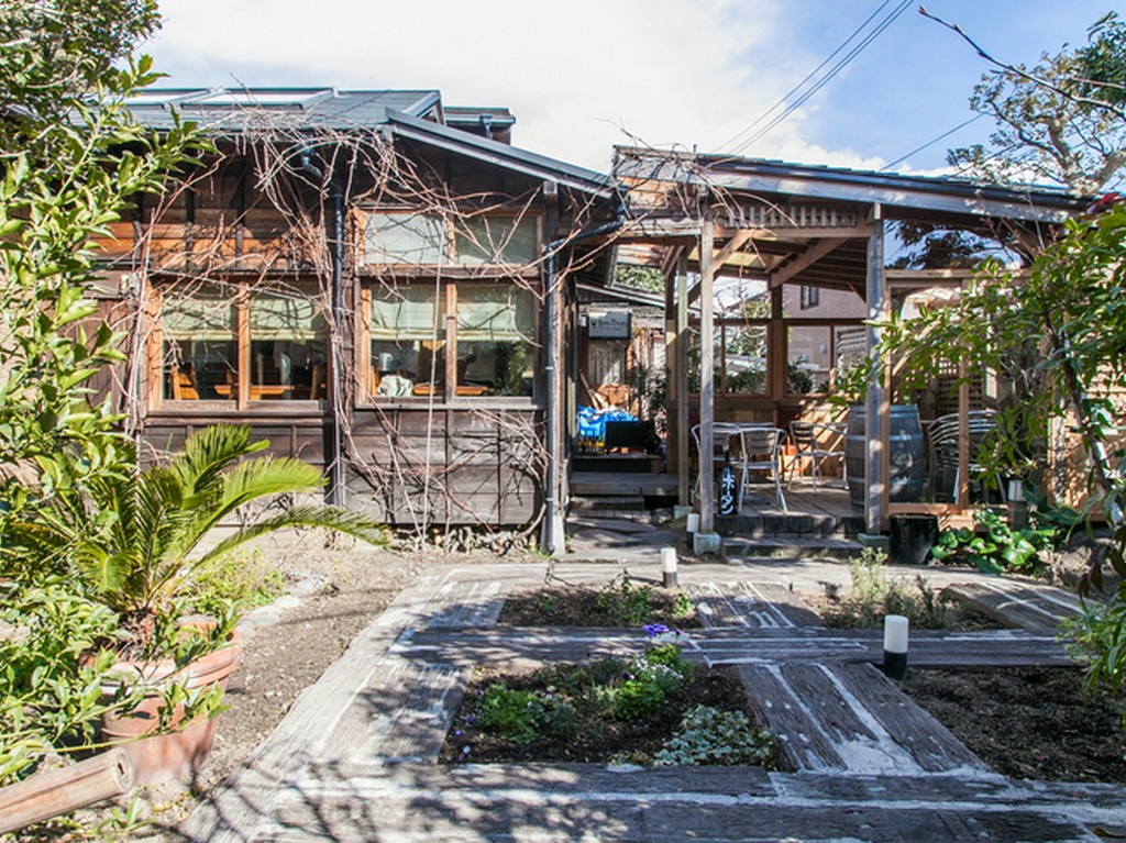 地元の生活感が漂う路地裏にあるワインバー