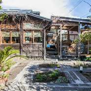 店は由比ガ浜大通りから路地を入っていった先にあります。長谷という鎌倉の一大観光地にありますが、大通りの賑やかな雰囲気とは異なる、落ち着いたロケーションがゲストの心を解きほぐします、