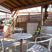 温かな季節には屋根付きのテラス席がオープンしますが、路地裏にある店なので観光地の喧噪は一切感じません。庭の自然を間近に感じながらワインや料理を味わえます。