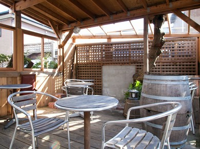 開放的な気分で寛げる屋根付きのテラス