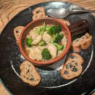 地元坂の下のしらす漁師さんの釜揚げしらすをたっぷりのアーリオオーリオでにたたせ、旬の蒸し野菜をトッピングしてご提供します　地元の人気ベーカリーのバケットをスライスして、一緒に召し上がって頂きます。