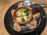 地元坂の下のしらす漁師さんの釜揚げしらすをたっぷりのアーリオオーリオでにたたせ、旬の蒸し野菜をトッピングしてご提供します　地元の人気ベーカリーのバケットをスライスして、一緒に召し上がって頂きます。