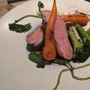 鴨のフィレをコンガリ中はジューシーな状態でお出しします。お一人当たり100グラム弱でお二人さまからのご用意です。