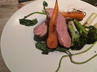 鴨のフィレをコンガリ中はジューシーな状態でお出しします。お一人当たり100グラム弱でお二人さまからのご用意です。