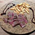 グラスフェッドのサーロインステーキをポテトフライと共に塩胡椒でもお楽しみ頂けます