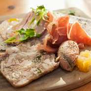 鶏レバーのムースや豚モモ肉のハム、田舎風パテなど、自家製の加工肉を盛り合わせに。