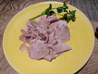 豚モモ肉を低温調理した一品。下味を刷り込み一晩寝かせ、沸騰に気を付けながら香味野菜やハーブと1時間半程茹でたハム。スライサーでカットし、レモン胡椒オリーブオイルを掛け、ディジョンマスタードを添えて。