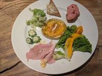 内容はその都度変わる可能性が有りますが、ランチコースとディナーには予め組み込まれており、アタカルトメニューからのサンプリンも組み込みます。アラカルトでご注文頂く際にはダブらないよう内容を調整します。