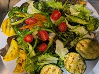 鎌倉野菜を中心に複数の野菜を、特性に沿って調理方法を組み合わせます。サラダを大皿に敷き詰めその上に旬の焼き野菜や蒸し野菜を散りばめ、調味料やドレッシングにも工夫しています。シェフおまかせで内容変更有。