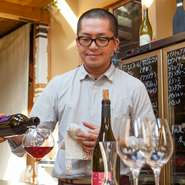 この店は あくまで“酒場”としての立ち位置です。肩肘張らずに楽しめる時間を提供すると同時に、カウンターでひとり客が飲んでいたら、ひと言ふた言声をかけるなど、人と人との繋がりを大切にしています。