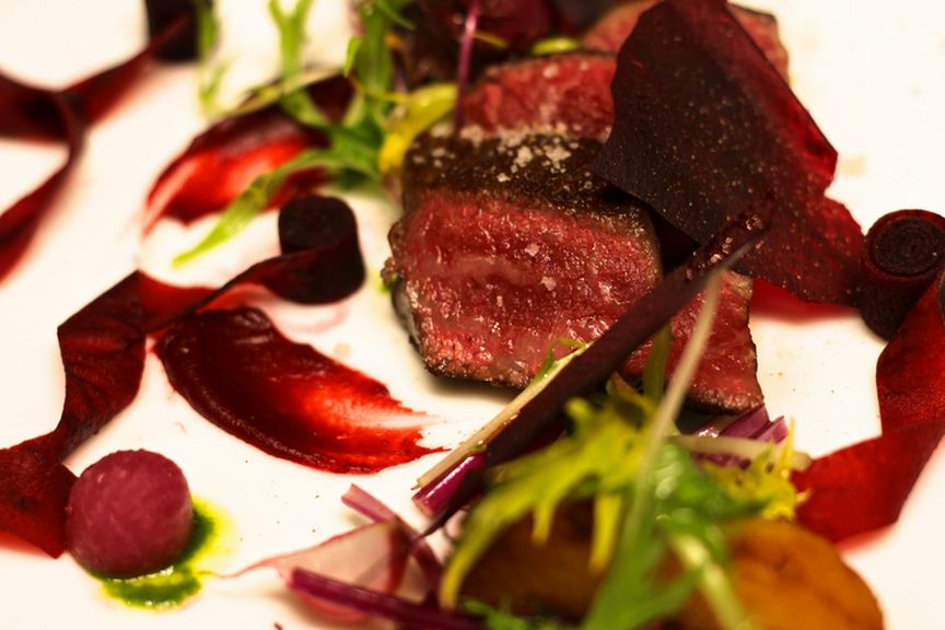 パリ仕込みの製法でできあがる、渾身の自家製熟成肉