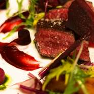 パリで3つ星クラスのお店に肉を卸しているトップクラスの精肉店で、熟成肉の製法を学んだ善塔シェフ。100日以上かけてつくる自家製熟成肉は、善塔シェフ渾身の芸術作品といえるでしょう。