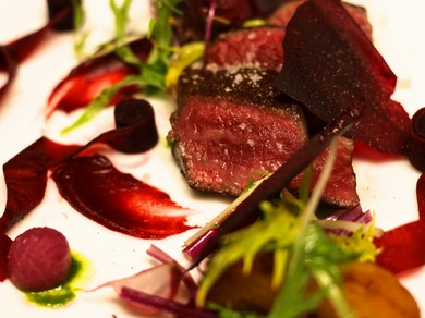 パリ仕込みの製法でできあがる、渾身の自家製熟成肉