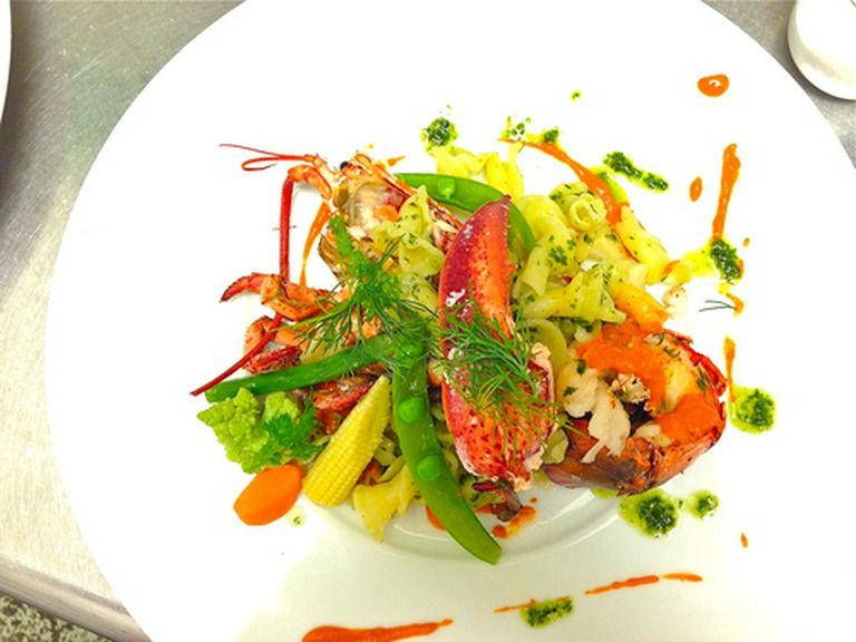 活オマール海老のロティ コライユとバジルの2種ソース