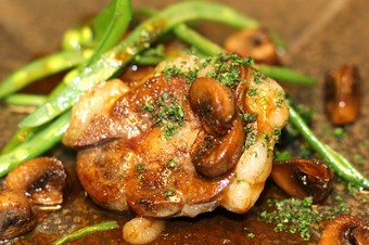 近江八幡の近江牛のロニョン　旬の野菜をちりばめて　バニュルスビネガーのソース