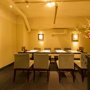 周りを気にせず過ごせる個室は、最大10名まで入れるゆったりとした空間。上質な雰囲気には、大切なお客様との食事会や特別な日を過ごすにもぴったりな空間です。創作和食を味わいながら至福のひとときを。