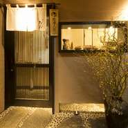 敷居の高く高級感が漂う店構え。しかしながら店内は驚くほど明るく温もりあふれる居心地の良さを感じられます。とっておきの隠れ家として、あるいは自分だけで独り占めの空間として、くつろぎ時間を満喫できます。