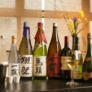 オリジナルの日本酒を飲み比べ、各地の銘酒もそろいます