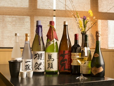 オリジナルの日本酒を飲み比べ、各地の銘酒もそろいます