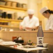 料理長と会話を楽しみながらゆったり過ごせるカウンター席。一人でのんびり過ごしたい会社帰りにもおすすめです。夜の時間をより充実したものへと変えてくれる、素材を生かした数々の料理と好きなお酒でくつろいで。