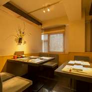 少人数の食事会ならば、個室だけでなくテーブル席もおすすめ。明るい雰囲気の中、楽しいひとときを過ごせます。料理はコースの利用も可能。料理にこだわりたい仲間との会食にぜひ利用したいお店です。