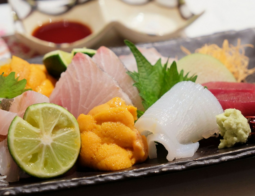 毎朝届く旬の鮮魚、料理長の目利きが光る『おさしみ各種』
