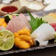 料理長が厳選するおすすめの鮮魚をお刺身で。季節を追いながらかわる素材が豊富に入荷します。