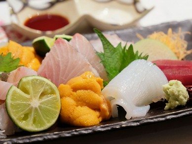 毎朝届く旬の鮮魚、料理長の目利きが光る『おさしみ各種』