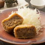 A4ランクのサーロイン肉を贅沢に使い、肉本来のしっかりとした旨みを凝縮。赤ワインと「グラスドビアン」を煮詰めたソースをつくっています。まずは何も付けず、素材の素晴らしさをご堪能ください。