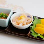 「和牛」は入荷する都度、サシや部位、肉の柔らかさなどを吟味しています。血抜きしたボラの卵巣を、ミネラル豊富な塩に漬け込み塩抜き・乾燥させ2～3週間ほどで「カラスミ」が完成。日本酒のお供に最適な一品です。