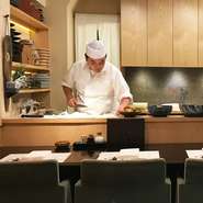 お客様の料理やお酒に関する嗜好や、利用されるシーンなど、会話を通じさまざまな情報をキャッチ。食事を美味しく召し上がっていただくことはもちろん、大切な時間を楽しめる空間を提供することを目指しています。