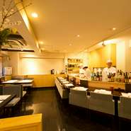 普段使いはもちろん、接待やデートといった特別な日まで幅広いシーンにふさわしいお店です。店内は堅苦しくなく、心地良い時間を過ごせる空間。料理に合わせ、さまざまに楽しめる和酒を多く取り揃えています。