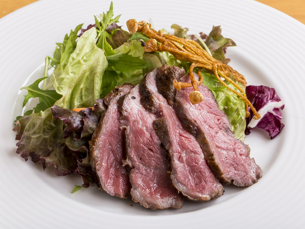 フランス・ゲランドの塩が味の決め手『信州牛自家製ローストビーフ　サラダ仕立て』
