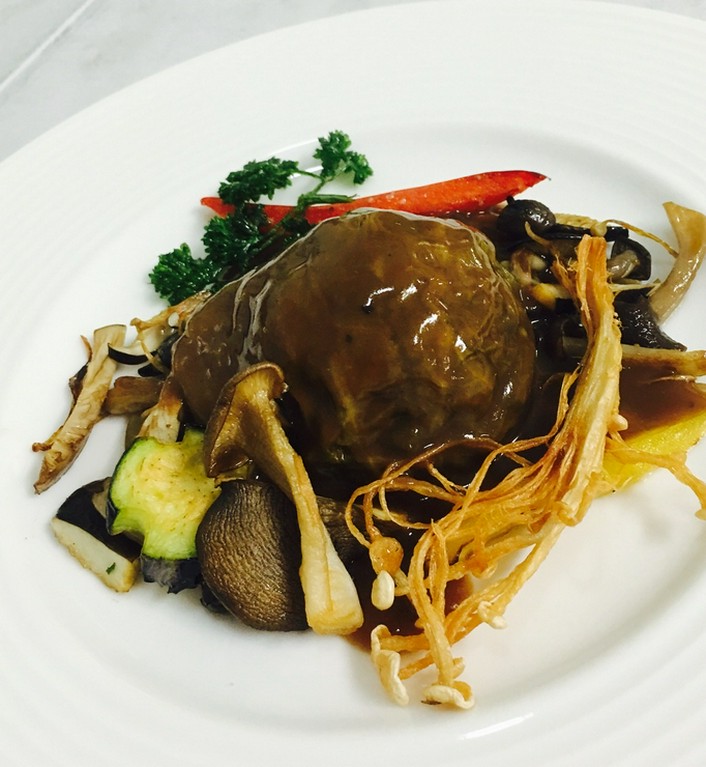 ミルフィーユ状のフランス風ロールキャベツ『信 州豚のシュー・ファルシ　赤ワインソース』　