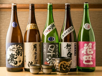 珍しい銘柄を多数揃えた日本酒は、どれを選ぶか楽しさもあり